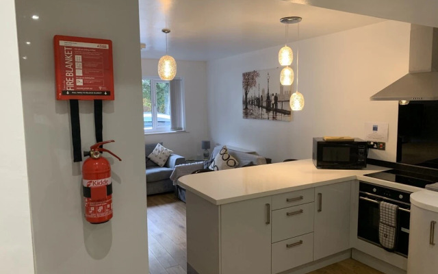 Stylish and Immaculate 2-bed Apartment in Leigh