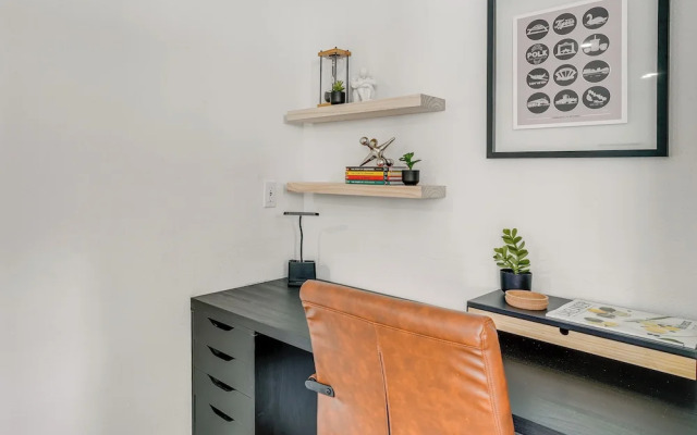 Stylish Lakeland Studio w/ Workspace
