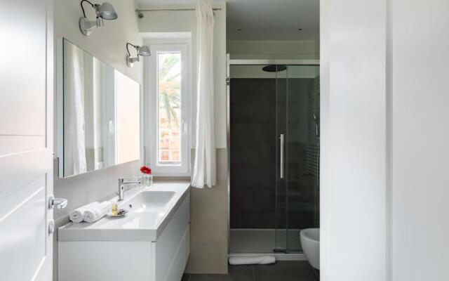 Quiet apartment with balcony at the Trevi Fountain