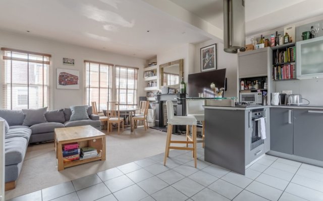 Large Modern Maisonette in Southfields