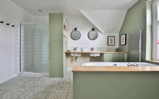 4 Bed House with Pool Table & Parking