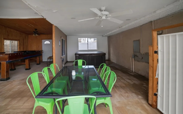 Vibrant In Vegas - 4 Bd With Shimmering Pool! 4 Bedroom Home by RedAwning