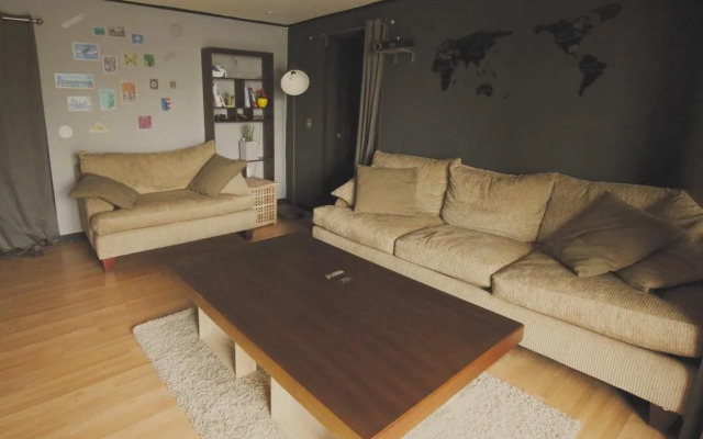 Paul's Guesthouse - Hostel