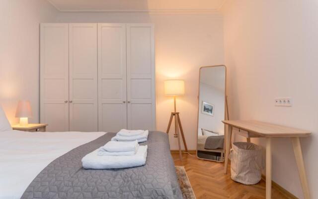 Industrial 2-Bdr Flat by the National Stadium by Flat Mаnager