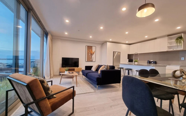 Luxe Apt w Harbour-Sunset Views -Parking