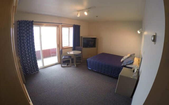 Cascade Creek Inn & Charters