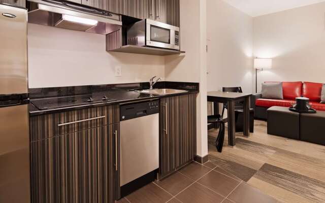 Best Western Plus Airport Inn & Suites