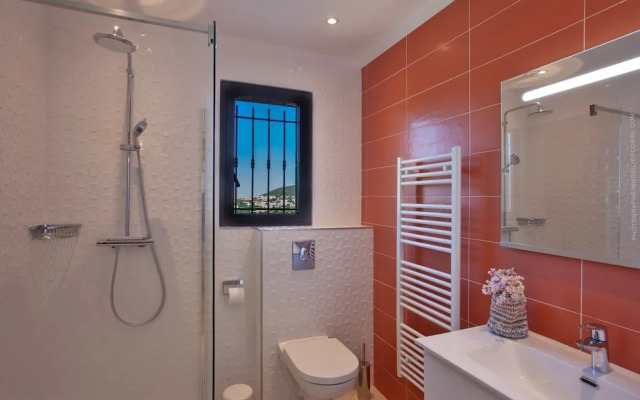 Superb Villa With Pool and sea View
