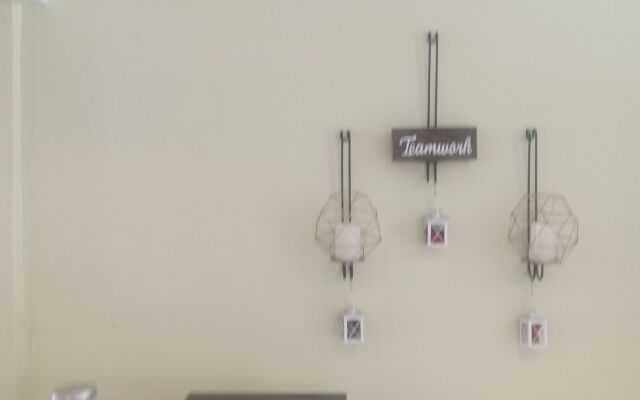 Tree Inn & Suites Albuquerque.