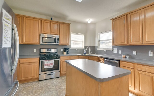 Pet-friendly Pearland Home ~ 21 Mi to Houston!