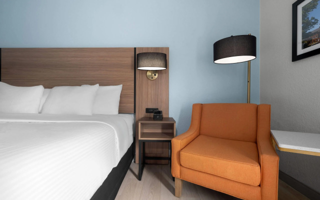 La Quinta Inn & Suites by Wyndham Raleigh Cary