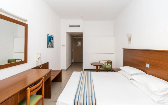 Adelais Bay Hotel
