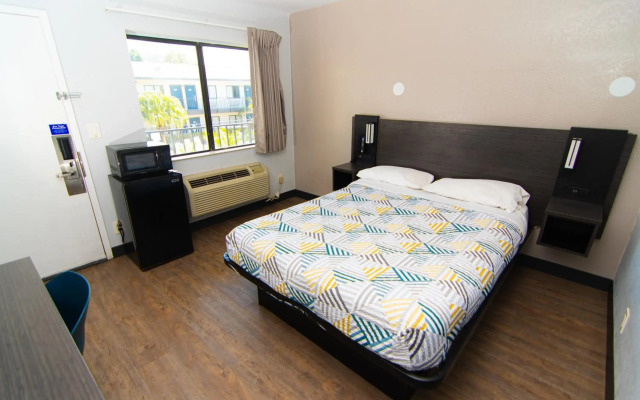 Motel 6 Lantana, FL