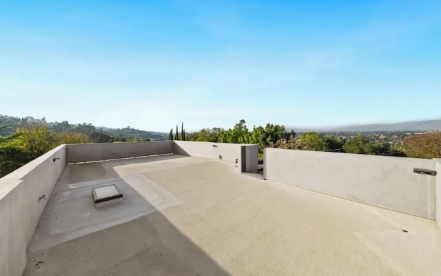 Farley Court - Stylish Hillside Residence With Stunning Views