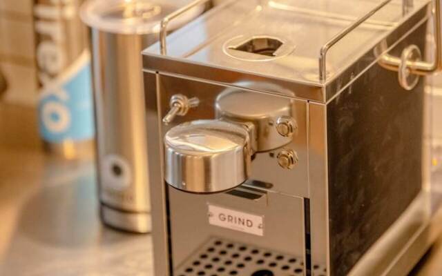 Sleek & Stylish 2BD Flat - Warren Street