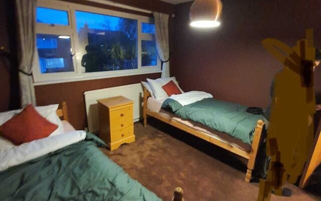 Detached 4-bed House in Leeds