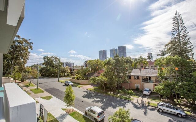 Wow Southport Apartment Near Light Rail Station