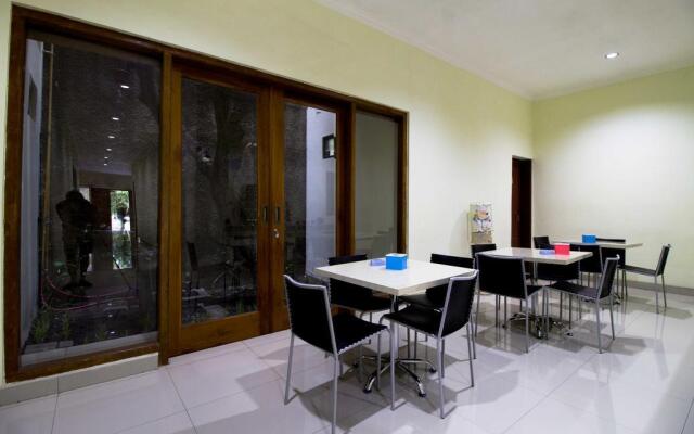 RedDoorz near masjid Agung Surabaya