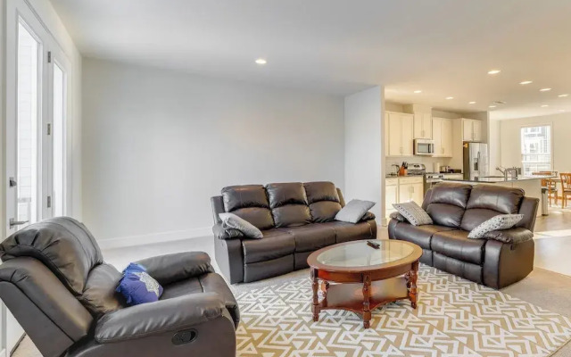 Balcony & Pool Access: Modern Gainesville Home