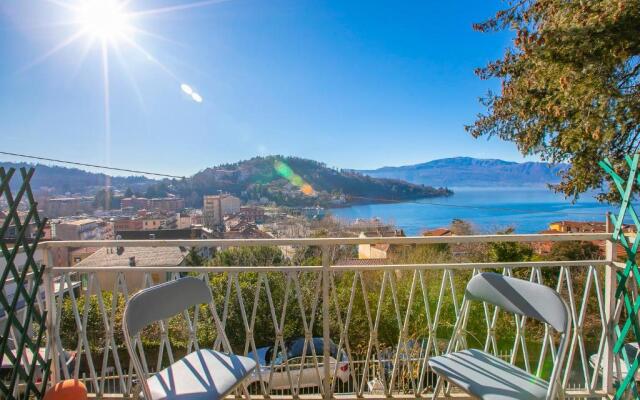 Sunny Apartment Lake View Laveno