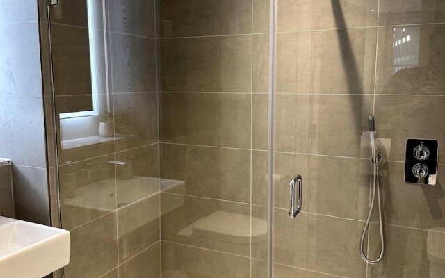 Spacious & Luxurious 2-bed Apartment in London