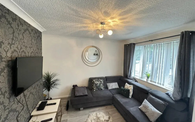 Leeds - 3 Bedrooms - 1bathroom - Parking - Wifi
