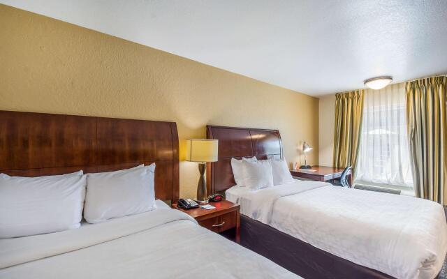 Clarion Inn & Suites Central Clearwater Beach