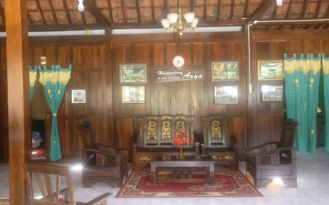 Homestay Arya Mangunan by ZUZU