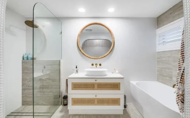 6 Bedroom Oasis in Burleigh Heads