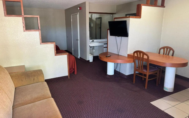 Rodeway Inn & Suites South of Fiesta Park