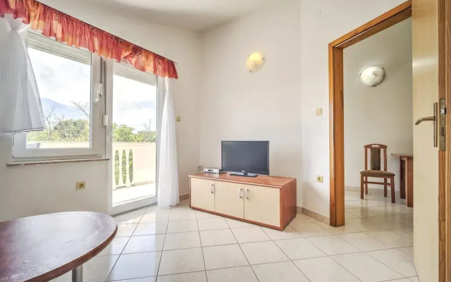 Elegant Apartment in Banjole near Fratarski Otok Island