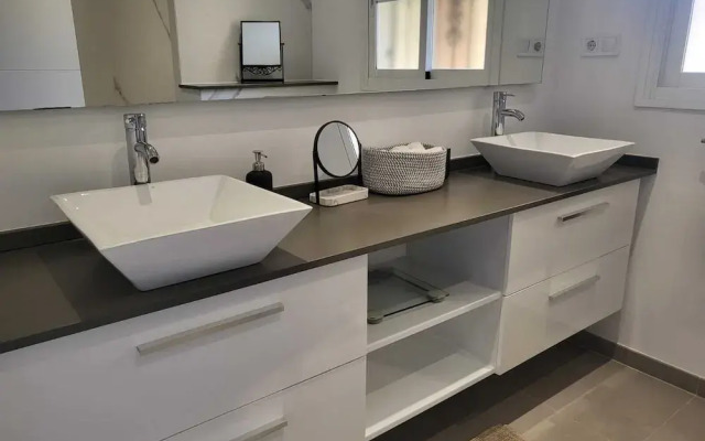 Luxurious Three Bedroom Duplex Apt Close to Beach