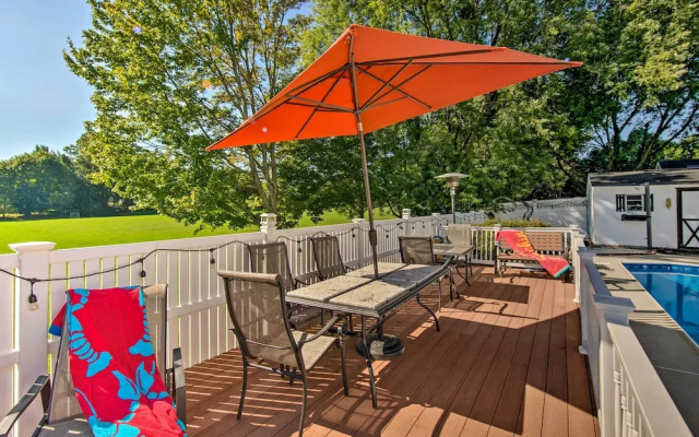 Spacious Palmyra Home w/ Fire Pit & Deck!