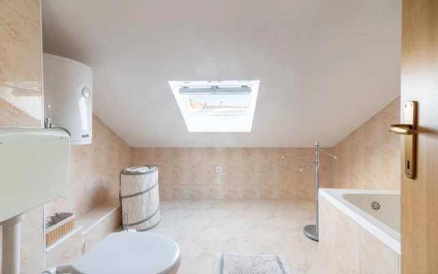 Tiho - 10m From the Beach - SA1 Potkrovlje