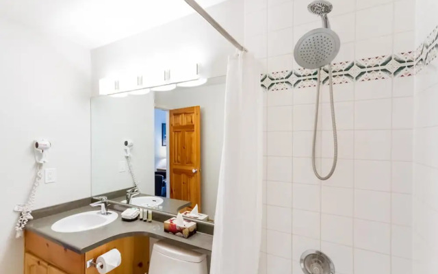 Fabulous Location Private Hot Tub, NO Car Needed, Sleeps 8