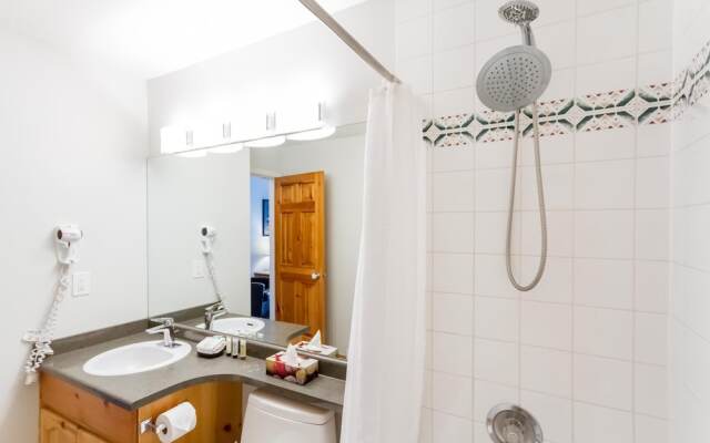 Fabulous Location Private Hot Tub, NO Car Needed, Sleeps 8