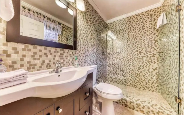 Peaceful Getaway 3 Bedroom Home by Redawning