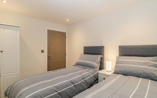 Flat 2, 38 Preston Road