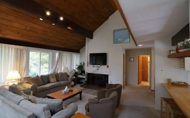 Waterville Valley Vacation Condo Close to Town Square and Free Shuttle to Ski Area! - Ss6v