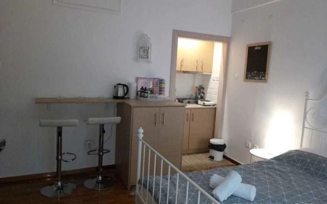 Modern ideally located studio apartment