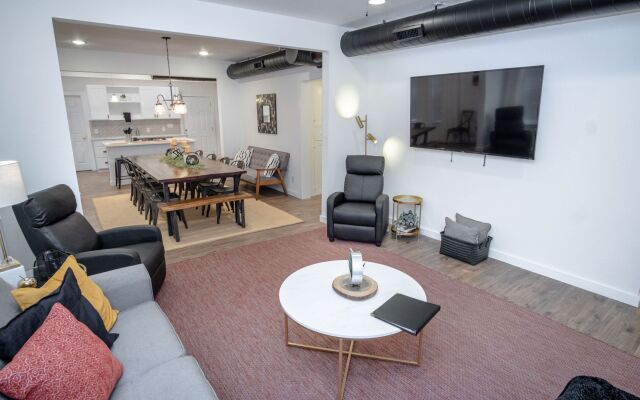 5BR/4BA House Sleeps 20 Downtown