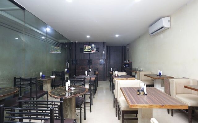 OYO 13214 Hotel Metro 7x11