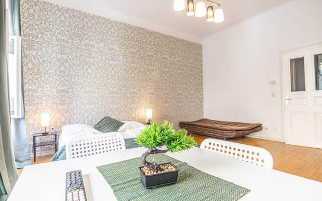 Friendly 2BR Apt- Near Rennweg