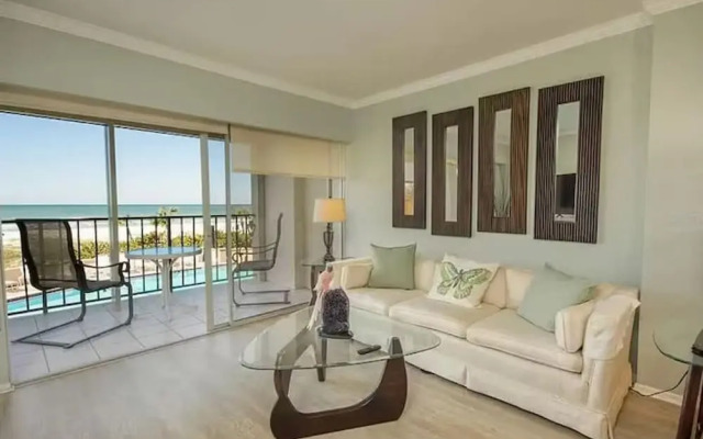 Siesta Beach Retreat Poolside 2BR Condo