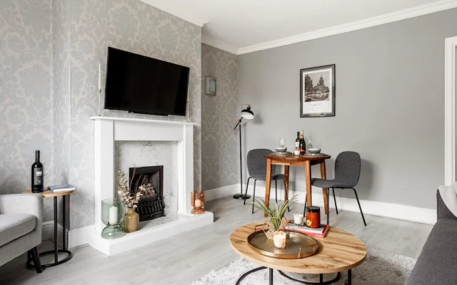 Two-bed House Sleeps 5 With Large Garden & Parking