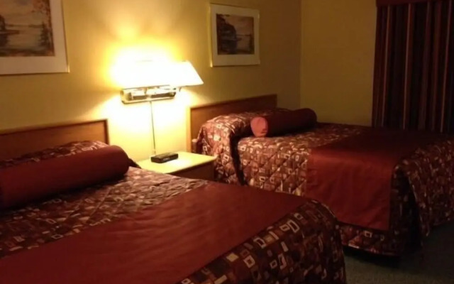Shallow Bay Motel & Cabins