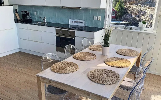 6 Person Holiday Home in Urangsvag