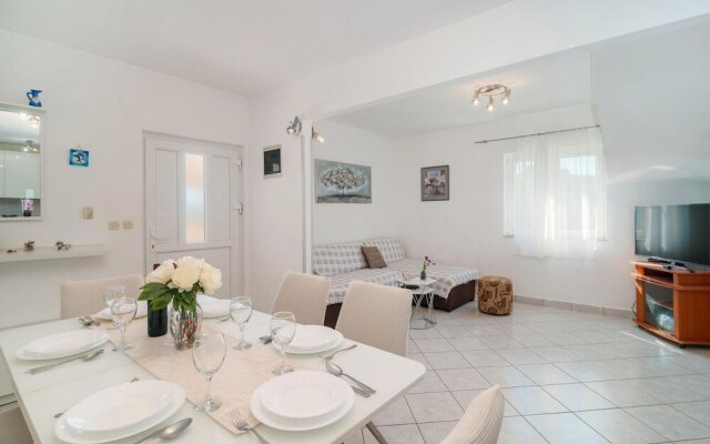 Nice Home in Sutivan With 3 Bedrooms, Wifi and Outdoor Swimming Pool