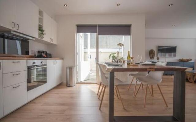 Timeless City Residence