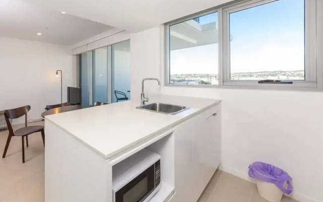 Modern 1 Bedroom Apartment With Stunning CBD Skyline Views
